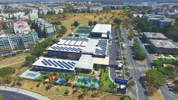 Fotografia colorida mostrando vista aérea de escola-Metrópoles