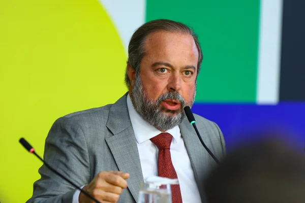 Energia: sem Enel, governo assina concessões e quer investimento bilionário