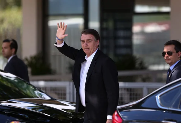 Bolsonaro, presidente do Brasil entre os anos 20018 e 2022. Ele usa terno e gravata e camiseta clara- Metrópoles
