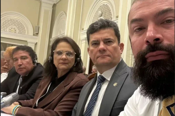 Foto colorida de Damares, Malta, Moro e Bilynskyj na Ucrânia