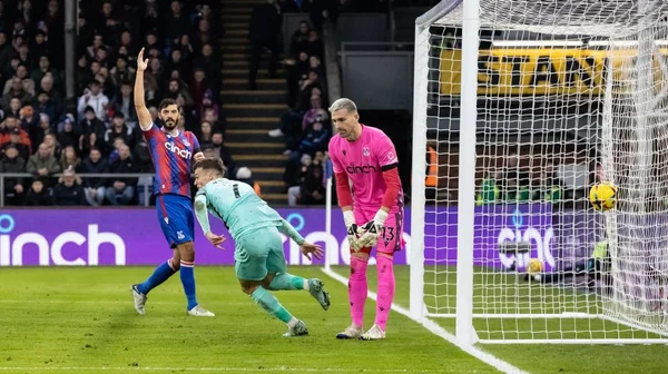 Árbitro de vídeo é afastado após erro com o VAR na Premier League