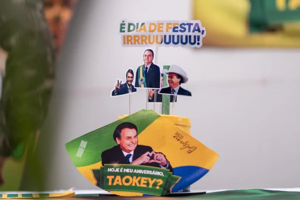 Apoiadores cantam parabéns para Jair Bolsonaro em frente a hospital