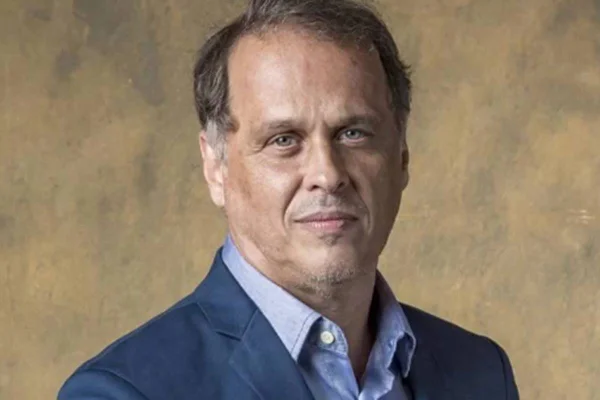 Foto colorida de Guilherme Fontes. O homem veste um terno azul- Metrópoles
