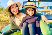 Maíra Cardi e Sophia posam juntas e sorridentes para as redes sociais