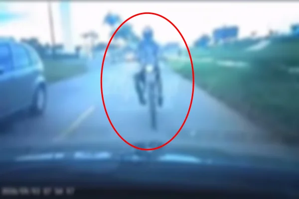 Momento em que motociclista bate de frente com carro no DF
