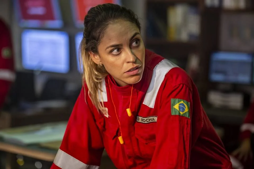 <b>Rocha: </b> subaproveitada na primeira temporada de Ilha de Ferro, a personagem de Toia Ferraz ganha bastante destaque na nova fase. Mas os roteiristas focam na vida amorosa da petroleira, que troca de affair três vezes durante os 10 novos capítulos <b>Rocha: </b> subaproveitada na primeira temporada de Ilha de Ferro, a personagem de Toia Ferraz ganha bastante destaque na nova fase. Mas os roteiristas focam na vida amorosa da petroleira, que troca de affair três vezes durante os 10 novos capítulos