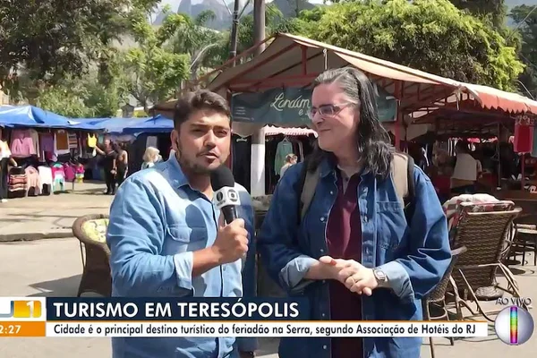 Repórter Barney Campos, da Inter TV (afiliada da Globo), entrevista o dublador Guilherme Briggs