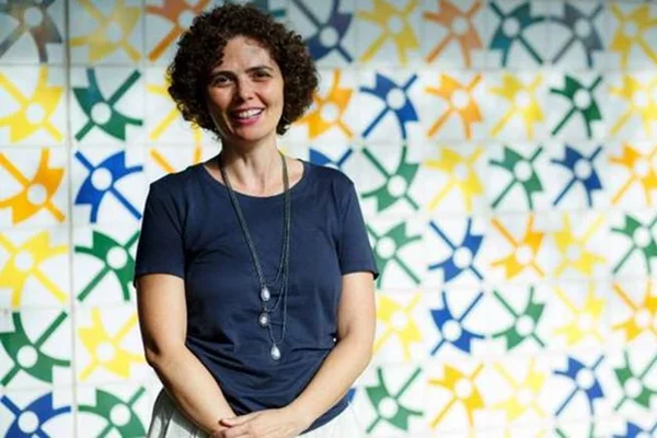 Marina Oliveira estreia no mercado literário com Debaixo dos Ipês