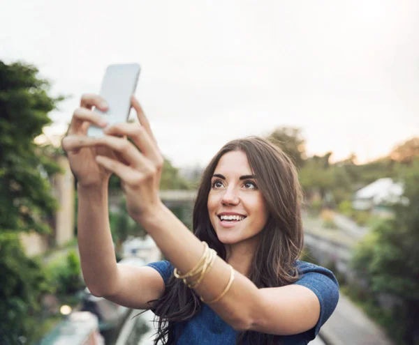 Mulher tirando selfie com celular