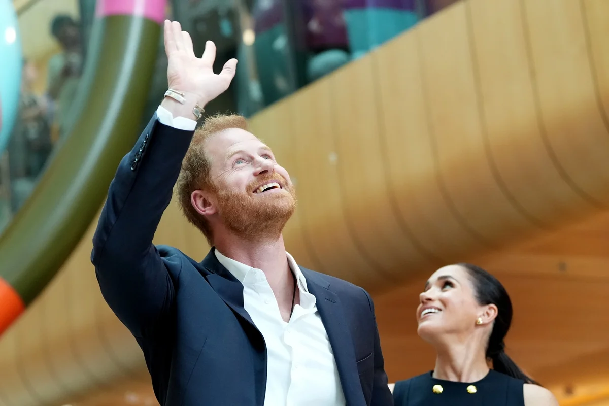 O retorno de Meghan Markle aos sets de filmagens é um dos fatores para a família Sussex voltar a morar no Reino Unido O retorno de Meghan Markle aos sets de filmagens é um dos fatores para a família Sussex voltar a morar no Reino Unido
