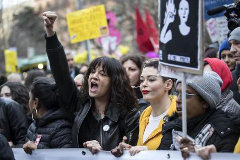 Mulheres param cidades italianas em defesa da igualdade