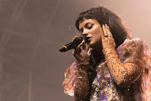 No Brasil, Lily Allen dedica música a Bolsonaro: “Vou ser presa”