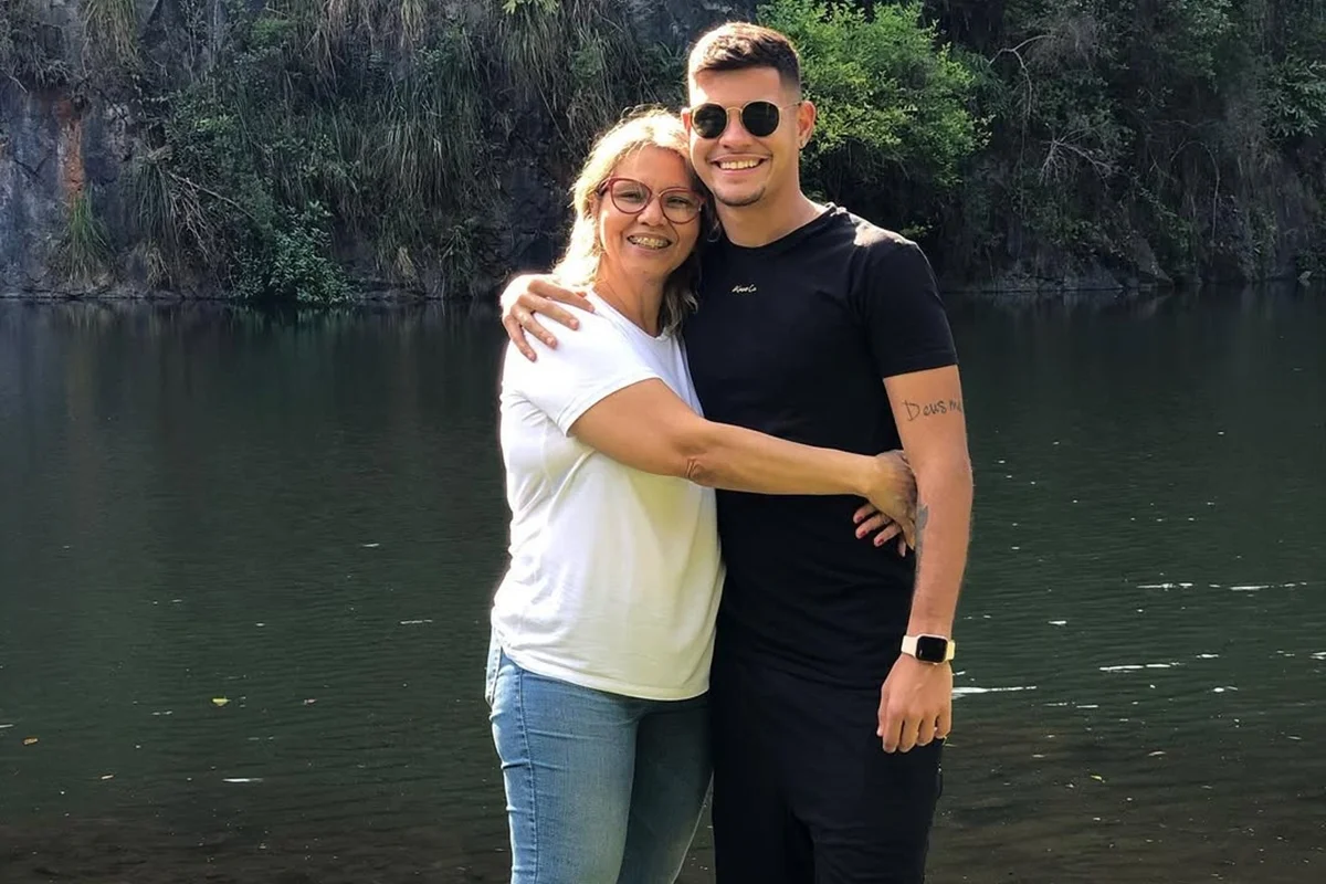 Quando Bruno Guimarães tinha cerca de 6 anos, enfrentou uma pneumonia e passou a praticar natação para fortalecer a saúde. A mãe, Márcia, chegou a acreditar que o filho se afastaria um pouco do futebol, mas a paixão pelo esporte falou mais alto e acabou definindo seu futuro Quando Bruno Guimarães tinha cerca de 6 anos, enfrentou uma pneumonia e passou a praticar natação para fortalecer a saúde. A mãe, Márcia, chegou a acreditar que o filho se afastaria um pouco do futebol, mas a paixão pelo esporte falou mais alto e acabou definindo seu futuro