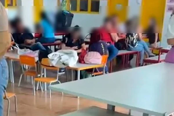 Professor joga carteiras contra três estudantes em sala de aula em Nova Andradina