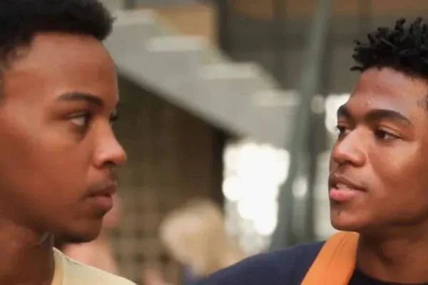 Imagem colorida de Yuri (à esquerda) e Vini (à direita), personagens da novela Vai na Fé