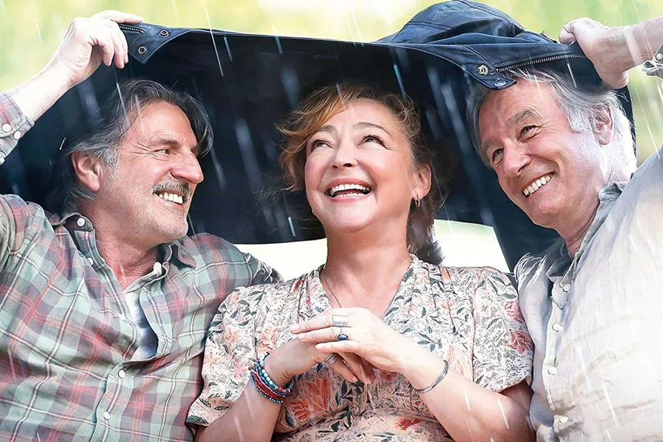 <b>Quem me Ama, me Segue!</b>. Simone (Catherine Frot) e Gilbert (Daniel Auteuil), um casal de aposentados, vive em uma aldeia no Sul da França. Após uma série de acontecimentos, como falta de dinheiro, a mudança do amante de Simone para outro lugar e as reclamações constantes de Gilbert, Simone decide simplesmente sair de casa. Agora, Gilbert está pronto para fazer qualquer coisa para ter sua esposa de volta. <a href="https://www.youtube.com/watch?v=nS96mdxFVK0" target="_blank">Veja trailer</a> <b>Quem me Ama, me Segue!</b>. Simone (Catherine Frot) e Gilbert (Daniel Auteuil), um casal de aposentados, vive em uma aldeia no Sul da França. Após uma série de acontecimentos, como falta de dinheiro, a mudança do amante de Simone para outro lugar e as reclamações constantes de Gilbert, Simone decide simplesmente sair de casa. Agora, Gilbert está pronto para fazer qualquer coisa para ter sua esposa de volta. <a href="https://www.youtube.com/watch?v=nS96mdxFVK0" target="_blank">Veja trailer</a>