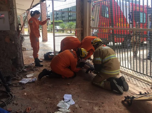 Servente de pedreiro fica ferido após queda de muro em Taguatinga