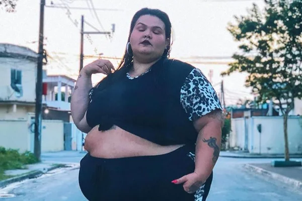 Dançarina tem foto excluída e acusa Instagram de gordofobia
