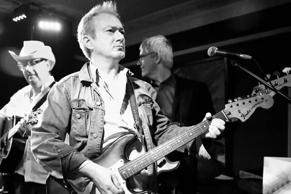 Andy Gill, líder da banda Gang of Four, morre aos 64 anos