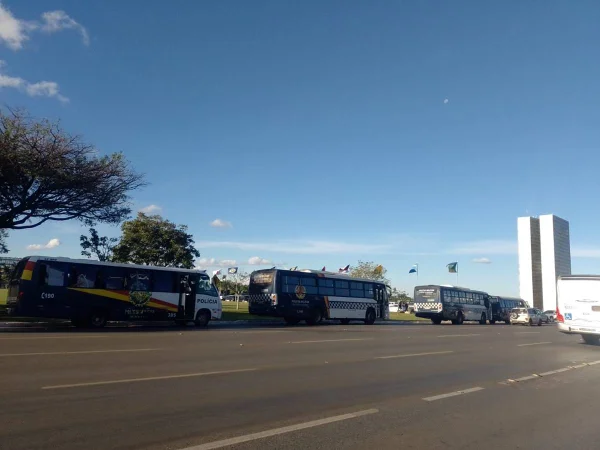 Segurança do DF mobiliza 9 ônibus e centenas de PMs em ato pró-anistia