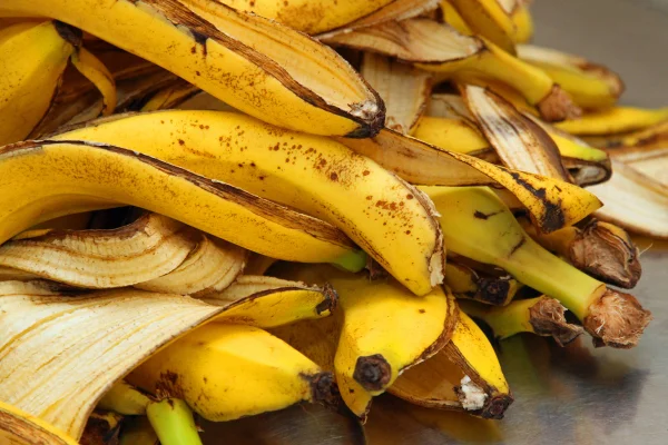 Casca de banana amarela empilhada umas sobre as outras