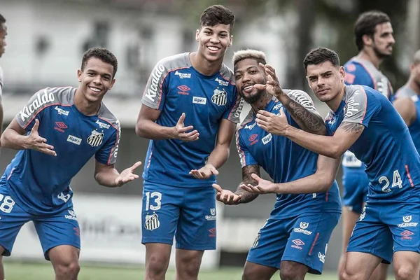 Campeões sub-17, Kaio Jorge e Sandry esperam chances no Santos