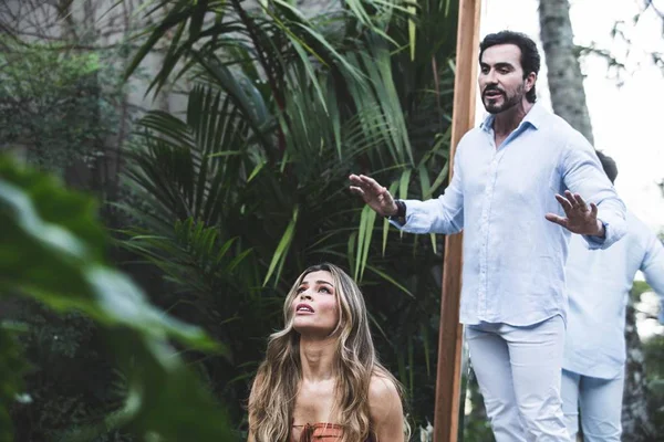 Grazi Massafera estrela clipe de padre Fábio de Melo e Ivete Sangalo. Veja fotos