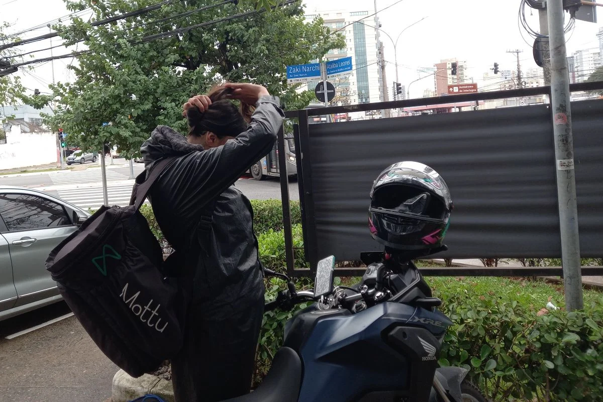 Motogirl em lanchonete na zona norte de São Paulo Motogirl em lanchonete na zona norte de São Paulo