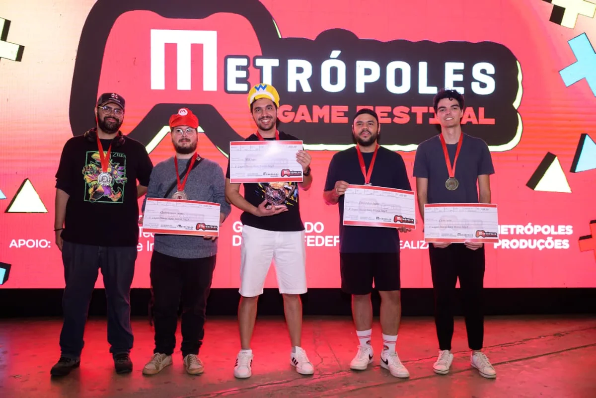 5º lugar, Ricardo de Oliveira, 2º lugar; Guilherme Dantas, 1º lugar; Isaque das Chagas, 3º lugar; e Luciano Henrique, 4º lugar, durante a premiação do torneio de Mario Kart Console 5º lugar, Ricardo de Oliveira, 2º lugar; Guilherme Dantas, 1º lugar; Isaque das Chagas, 3º lugar; e Luciano Henrique, 4º lugar, durante a premiação do torneio de Mario Kart Console