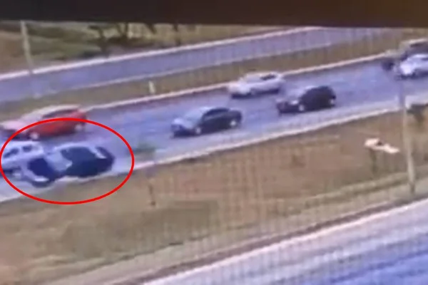 Vídeo mostra momento em que carro de delegada é fechado e capota na EPTG - Metrópoles