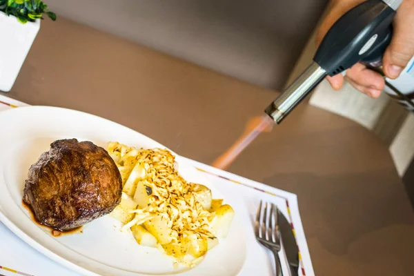 Meat House prepara carnes deliciosas, mas peca nos acompanhamentos