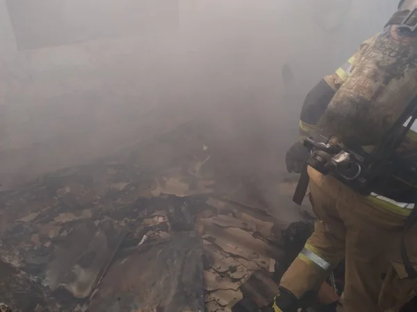 Bombeiros combatem incêndio em casa no Distrito Federal