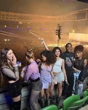 Além de show no Brasil, o Now United foi ao show da Taylor Swift no Rio de Janeiro Além de show no Brasil, o Now United foi ao show da Taylor Swift no Rio de Janeiro
