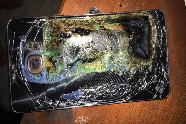 Celular explode dentro de bolsa e mulher será indenizada em Minas