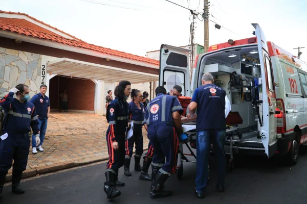 Idosa foi encontrada com “bicheira” na gengiva, infecção causada por larvas de moscas. Outros 12 idosos foram resgatados em casa de repouso - Metrópoles
