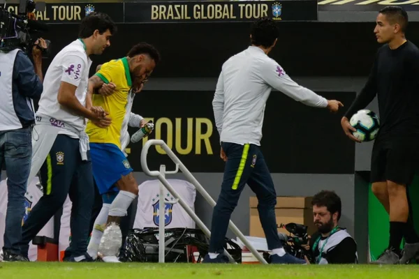 Brasil vence o Catar por 2 a 0 no Mané. Neymar sai machucado de campo