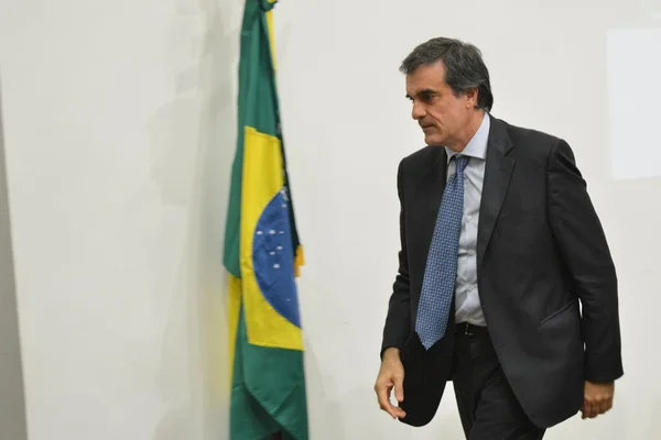 Contrariado, Cardozo abandona sessão da comissão do impeachment