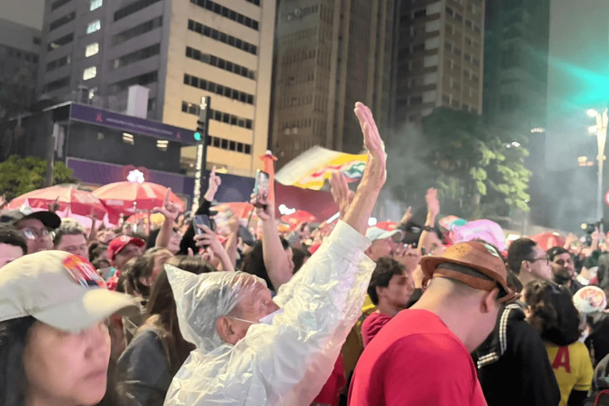 Apoiadores comemoram reeleição de Lula na Av. Paulista neste domingo (25/10). Apoiadores comemoram reeleição de Lula na Av. Paulista neste domingo (25/10).