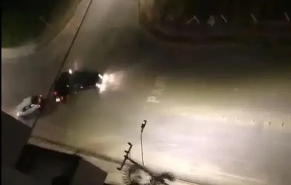 Racha quase provoca acidente entre carros em Palhoça (SC). Veja vídeo