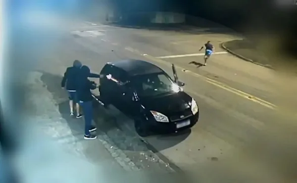 Vídeo: atiradores abrem fogo contra dupla no meio da rua em Curitiba