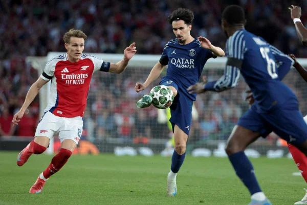 Imagem colorida da partida entre PSG e Arsenal - Metrópoles