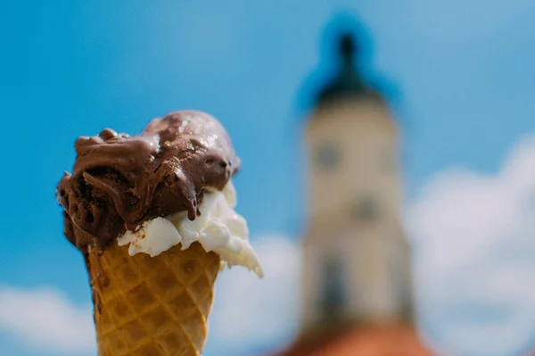 Governo aumenta tributação de chocolate, sorvete e cigarro