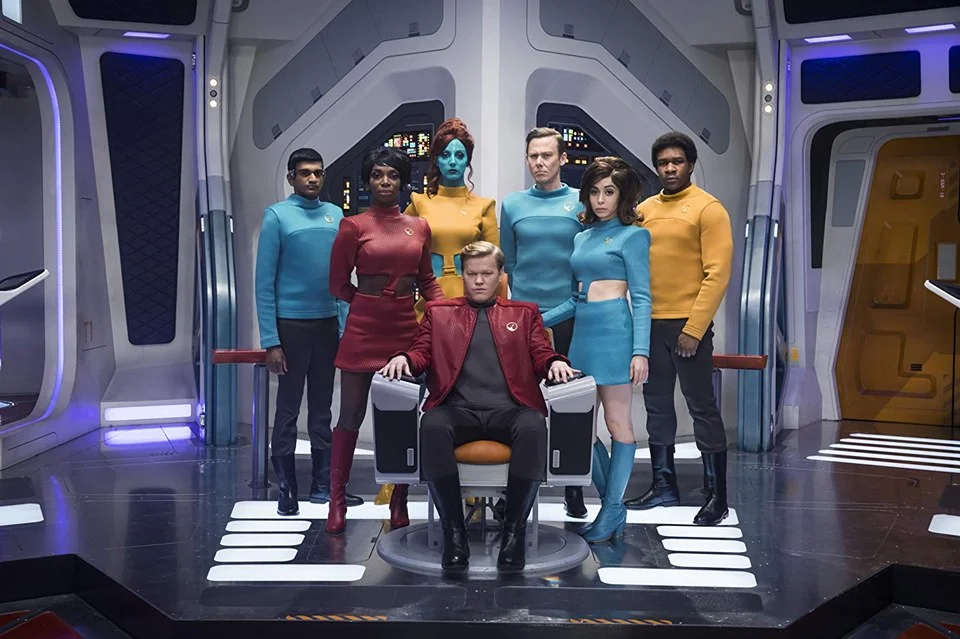 <b>USS Callister (Temporada 4, episódio 1):</b> O Capitão Daly (Jesse Plemons) comanda sua nave espacial com coragem e sabedoria. Mas uma nova recruta está prestes a descobrir que as coisas não são exatamente o que parecem. Assista ao <a href="https://www.youtube.com/watch?v=-_OM6NzI2iY" target="_blank" rel="noopener">trailer</a> <b>USS Callister (Temporada 4, episódio 1):</b> O Capitão Daly (Jesse Plemons) comanda sua nave espacial com coragem e sabedoria. Mas uma nova recruta está prestes a descobrir que as coisas não são exatamente o que parecem. Assista ao <a href="https://www.youtube.com/watch?v=-_OM6NzI2iY" target="_blank" rel="noopener">trailer</a>
