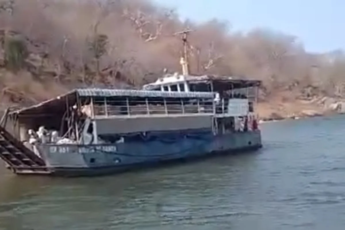 Barco vira no maior lago artificial do mundo e pelo menos 15 morrem