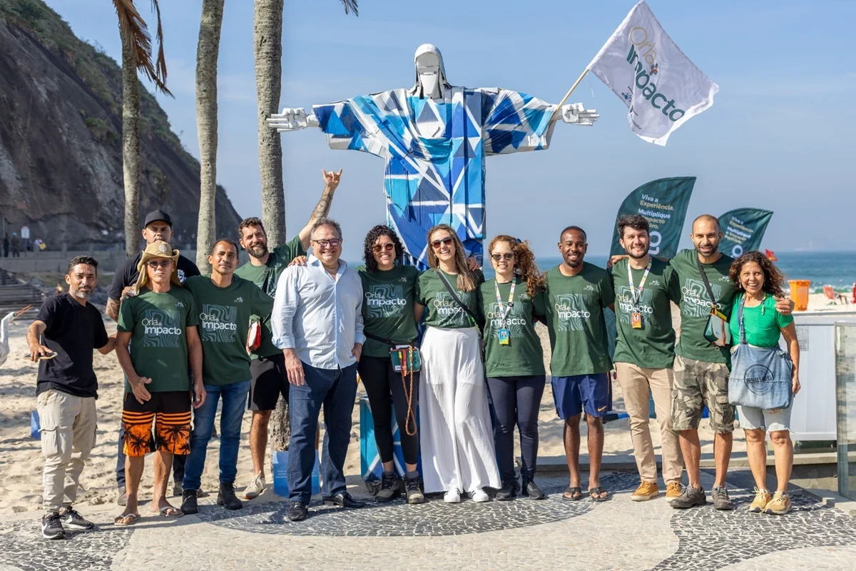 Parte dos voluntários e organizadores posa em uma das ações Parte dos voluntários e organizadores posa em uma das ações