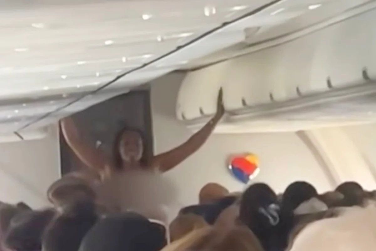 Passageira fica pelada durante voo e desfila por corredor de avião nos EUA