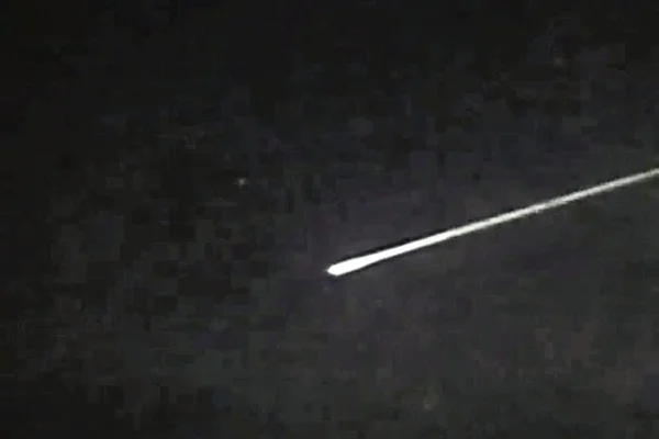 Imagem colorida de chuva de meteoros em Arcoverde (PE) - Metrópoles