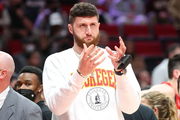 Jusuf Nurkic foi multado por arremessar celular de torcedor