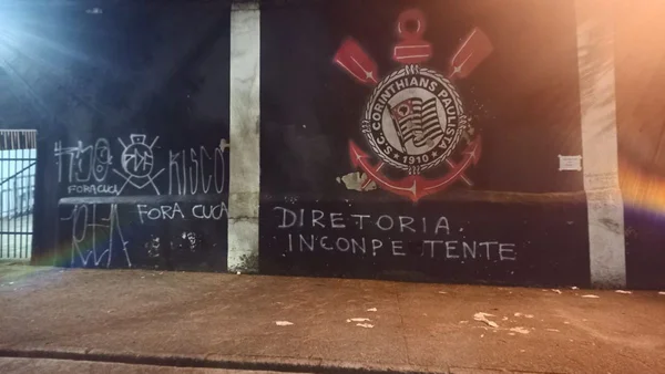 Muros de sede do Corinthians são pichados após anúncio de Cuca
