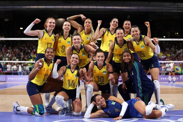 Foto colorida do time feminino de vôlei do Brasil - Metrópoles
